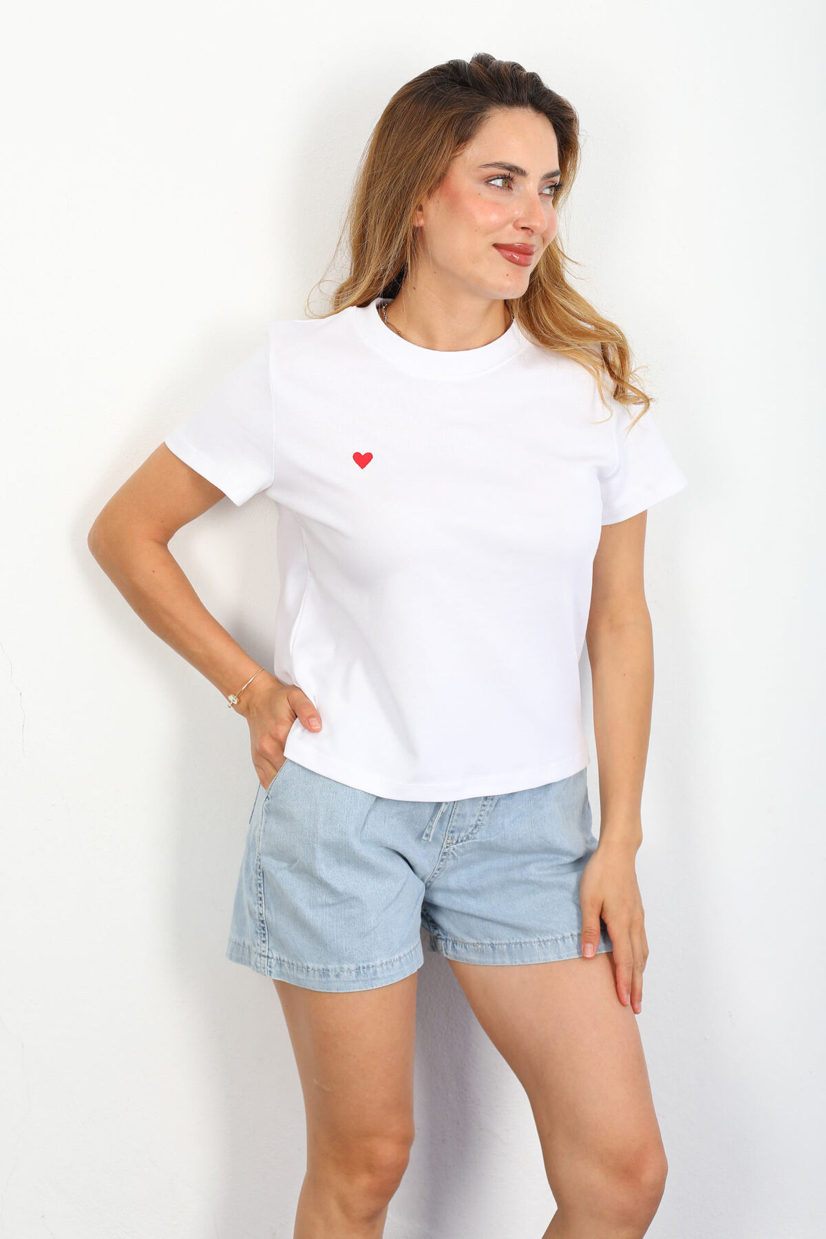 Berox - Kalp Nakışlı Bisiklet Yaka Basic Beyaz Kadın T-Shirt