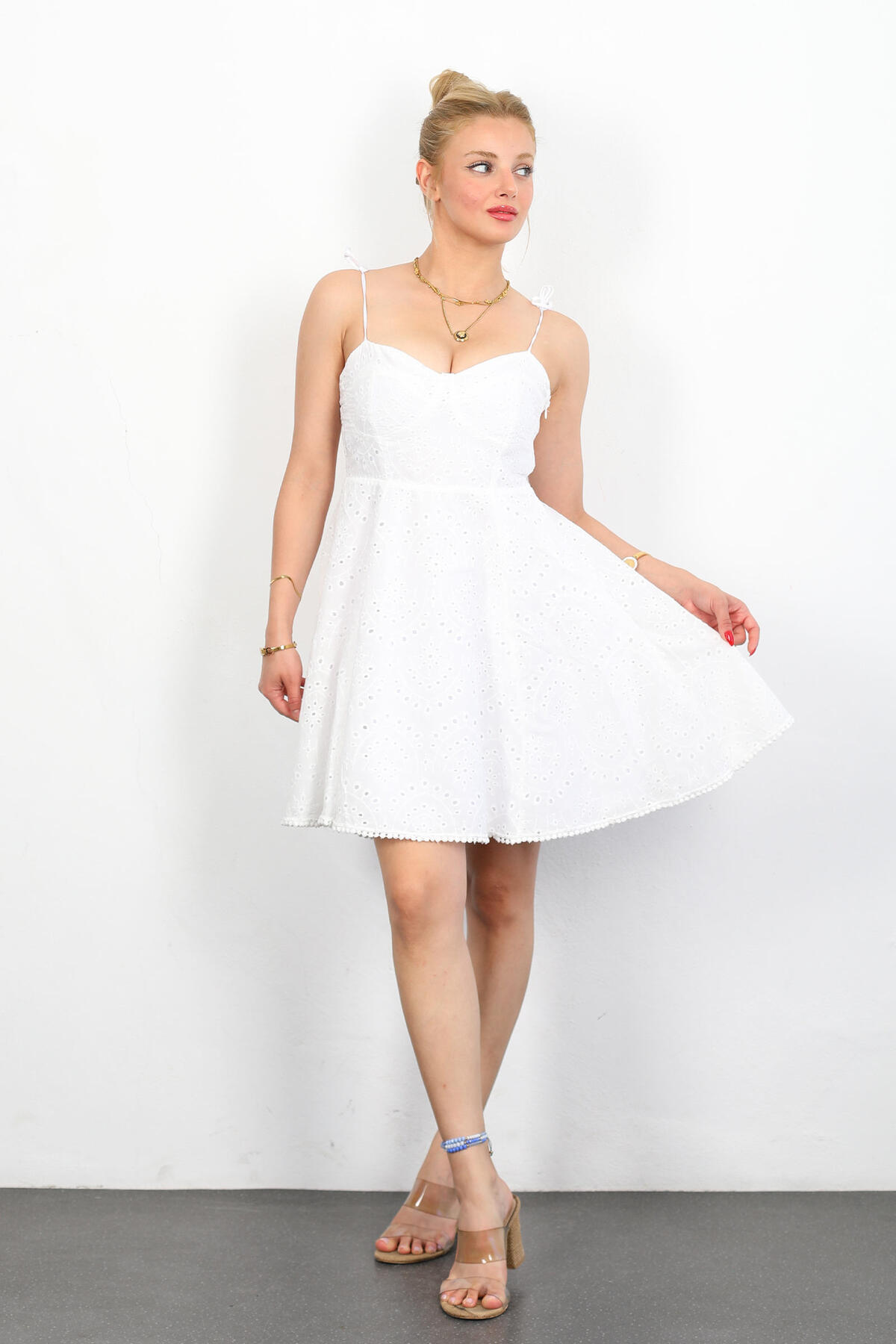 Berox - Kalp Yaka Askısı Bağlamalı Beyaz Kadın Mini Brode Elbise