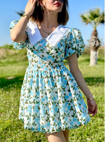 Önlük Yaka Karpuz Kol Kadın Mavi Flowers Elbise - Thumbnail