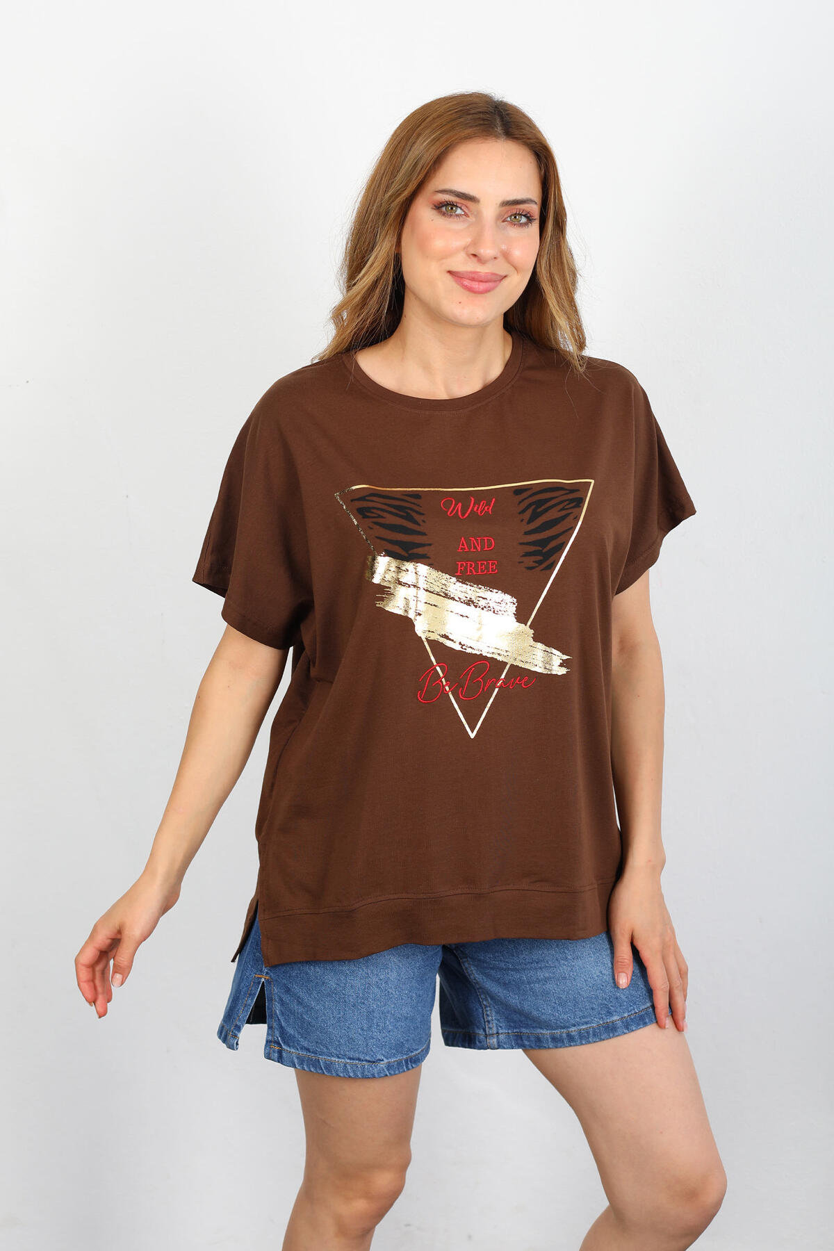 Berox - Wild And Free Baskılı Varaklı Kahverengi Kadın Oversize Yırtmaçlı T-shirt