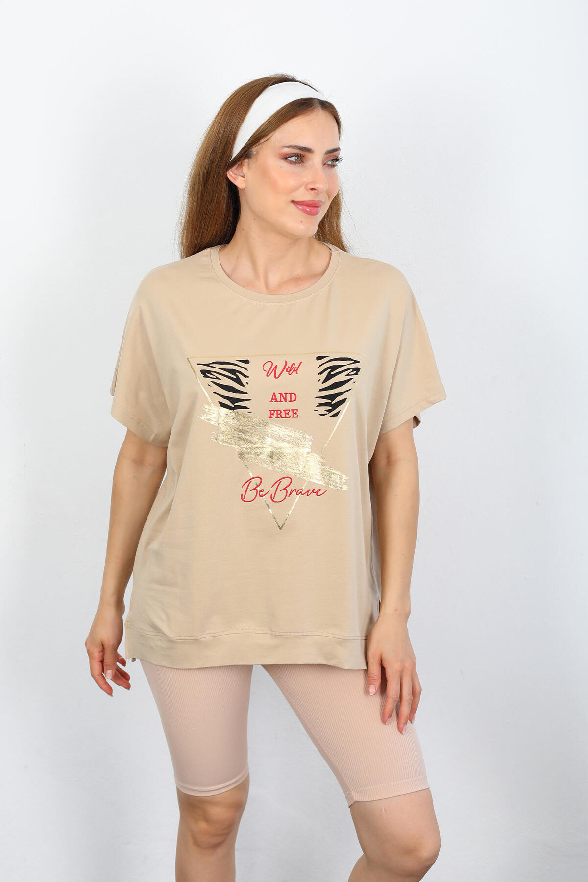 Berox - Wild And Free Baskılı Varaklı Taş Rengi Kadın Oversize Yırtmaçlı T-shirt