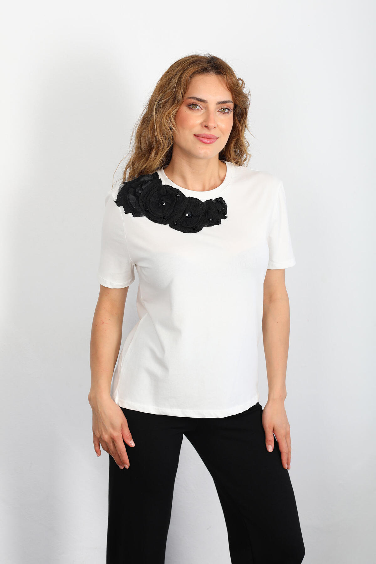 Berox - Yaka İşlemeli Beyaz Kadın Boncuklu T-shirt